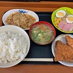 大衆食堂半田屋 - アジフライ　マヨネーズ唐揚げ　カツ煮込み　サラダ　ご飯の中　ハーフ豚汁