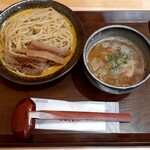 Raamen Wadachi - 濃厚魚介つけめん(900円也) あつあつのつけ汁につけながらズルズル‥