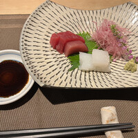 古今 本店 - 刺身はマグロと紋甲イカ。イカのねっとり感が堪らない。何よりわさびが秀逸。