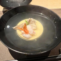 古今 本店 - 玉子豆腐を月に見立て、碗の中で月見ができるお吸い物