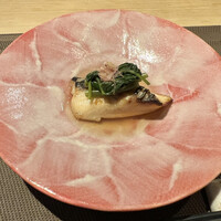 古今 本店 - 鰆の焼き物。空芯菜と甘酢漬けとの組み合わせの妙が堪らない。