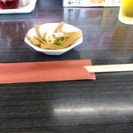 中華麺房 東龍 - お箸は「箸袋」に入った「割り箸」がテーブルにセットされています(^^)