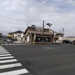 中華麺房 東龍 - 店頭を４号バイパスを挟んでパチリ♯既に駐車場には車が(゜o゜;　よく見るとこれから入店されるお客様も！！