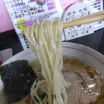 中華麺房 東龍 - 麺リフト⤴️細麺にスープがシッカリ絡んできます(*^^)v