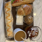 데리프랑스 카루이자와점 - 왼쪽에서 시계 방향으로 테리야끼 소시지 또르띠야, 치킨과 토마토 샌드위치, 소금 버터 프랑스, 쫄깃한 깨 앙금 도넛