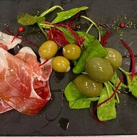 生ハムとサラミの盛り合わせ