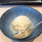 寿司安 - サービスのバニラアイス（大将がちょっと塩かけたら美味しいよとアドバイスがありました）