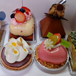 パティスリー マサキ - 左：タルトショコラバニーユ、左上：ヴィオラ、右上：キキ、左下：エマ、右下：アヤ、右：ベル。全て新商品でした。相変わらず写真映えする可愛いケーキ達ばかりです。