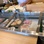 寿司安 - ネタケースは、埋込型なので丸見え！