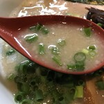 Hachi maru - 背脂、ニンニクも入った濃厚スープ