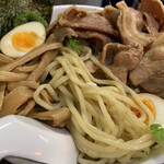 一条流がんこ総本家分家四谷荒木町 - 全粒粉の麺