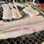 うなぎが安くて旨いだけ 鰻やす - 自分で焼きます