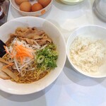 新徳島拉麺　まる徳ラーメン - まる徳ラーメン（大）＆ サービスのライス