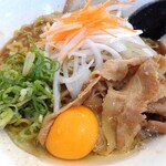 新徳島拉麺　まる徳ラーメン - まる徳ラーメン（大）（生卵を入れて）