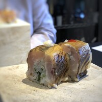 日本料理 TOBIUME - ◆叺　押す・・　梭子魚の押し寿司。 「叺」が読めなかったのですが「カマス」と読むのですね。 調べましたらお魚の梭子魚ではなく『藁を編んで作った袋で、穀物を入れるために使う袋』という意味だそう。