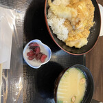 Tempura Umi Gokochi - 穴子柳川丼のランチにはお味噌汁とお漬物が付きました！