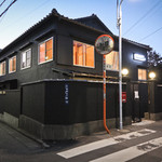 HAGI CAFE  - 真っ黒な外観にネオンサインが光る一軒家です。