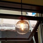 ひつじ - ガラス電球と波ガラスの通風窓