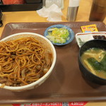 すき家 - やきそば牛丼＋おしんこセット（３９０円＋７０円）