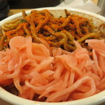 すき家 - シャア専用やきそば牛丼（七味と紅生姜をたっぷりと）