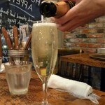 東京ブッチャーズ with OKACHI Beer Lab - ｽﾊﾟｰｸﾘﾝｸﾞﾜｲﾝ 500円