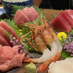 一心 - 刺身盛り合わせの左半分をアップ。
      全部新鮮、プリップリ♪