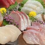 一心 - 刺身盛り合わせの右半分をアップ。
      帆立と右下の白身がねっとり甘くて美味しーい(*´༥` *)