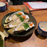 一心 - 少し引いてパシャリ！
      奥に映ってる手の大きさと比べてみると、
      岩牡蠣の大きさがお伝えできるかと…。