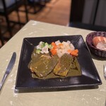 ビストロ サンク - 本日入荷 2種類の魚のポワレ サザエの肝のバターソース