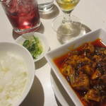 四川飯店 - 看板の麻婆豆腐と白ごはん