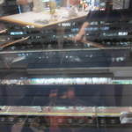 四川飯店 - ガラス張りの壁からは、駅ホームもよく見える