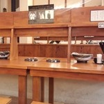 店内。いちむじんのポスターやサインがありました。