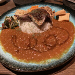 鉄板居酒屋 BelonBelonBooとBarボンド - 〆に頼んだカレー、マグロの血合ステーキ添え