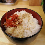 ラーメン 三亀 - ライスに薬味