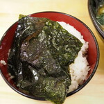ラーメン 三亀 - ライスに海苔（はみ出すサイズ）
