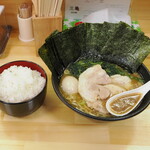 ラーメン 三亀 - ラーメンとライス