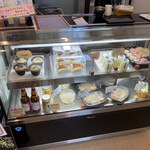 R-Kitchen - 料理写真:ショーケース
ケーキに弁当、サンドイッチやビールもあります♪