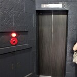 Ginza Katsukami - エレベーターで・・・