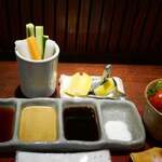 串かつ あーぼん - テーブルセッティング
                                ・塩・タレ3種
                                ・レモン・野菜スティック
                                ・キャベツとプチトマト