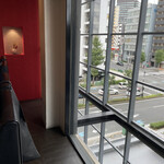 いわ志 - 店内はガラス張りで明るいです