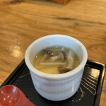 いわ志 - 底にある梅をかき混ぜてから食べ始めます