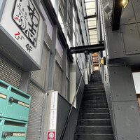 いわ志 本店 - ストレートな階段で4階へ。EVなどはありません。階段オンリーです。