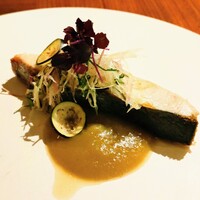 Bistro NOHGA  - 鰆のポワレ 焼き茄子のピューレと茗荷のサラダ　たんぱくな鰆の素材がよく活かされている。