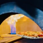 Trattoria Pizzeria Bar FAVETTA 窯焼きピザ - イタリア産の専用Pizza窯で