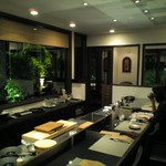 鮨あんりえるるかん - 夜のカウンター席　ライトアップされた紅葉が美しい