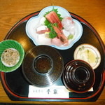 お食事処千家 - 刺身定食。　地元市場の新鮮な魚を使用しています。