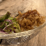 Umikajiyo - ミミガー、隣の野菜のドレッシングと、タレが美味しい