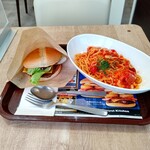 Wendy's First KITCHEN - 【2022.9.19(月)】とろ～りモッツァレラとベーコンのトマトソースパスタ(並盛・200g)780円＋Jr.テリヤキチーズバーガー420円