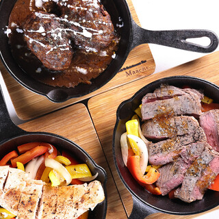 强烈推荐铁板上热气腾腾的肉菜。