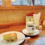 Hato coffee - ケーキセット(￥900)。 写真の2品はチーズケーキとフレンチとなります。